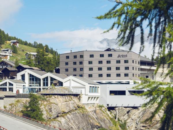 A world first for the glacier village of Saas-Fee. The hostel combines the typical laidback ambiance and low prices of a youth hostel with the exacting requirements of modern wellness and fitness facilities, Valais